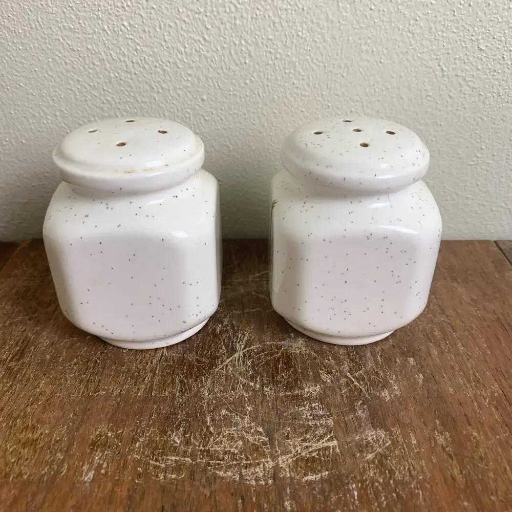 Vintage Pottery Craft USA ceramic tan speckled Wheat‎ Salt & Pepper Shakers